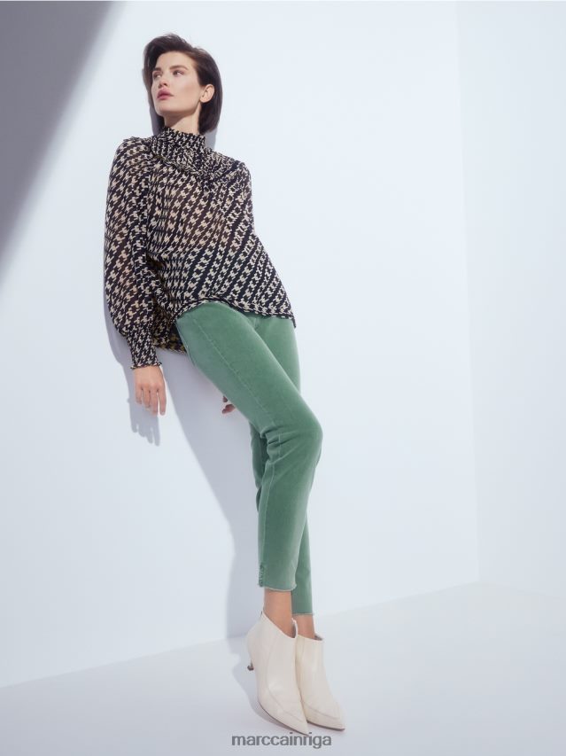 apģērbs melns VRBHXD1006 Marc Cain blūze ar smocked apkakli