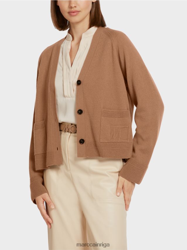 apģērbs kamielis VRBHXD437 Marc Cain elegants jaciņš ar šķēlumiem sānos