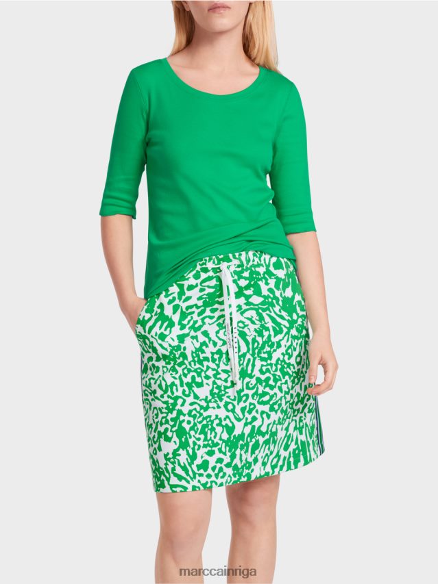 apģērbs spilgta bazilika lapa VRBHXD1364 Marc Cain t-krekls ar sievišķīgu dekoltē