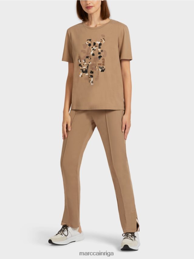 apģērbs viegla kafija VRBHXD1433 Marc Cain t-krekls ar leoparda un burtu apdruku