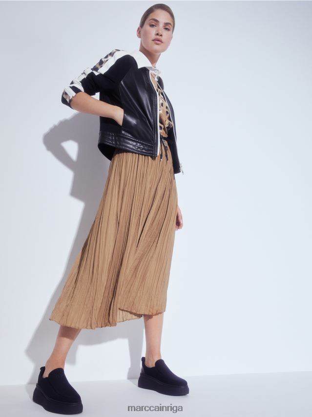 apģērbs viegla kafija VRBHXD1433 Marc Cain t-krekls ar leoparda un burtu apdruku