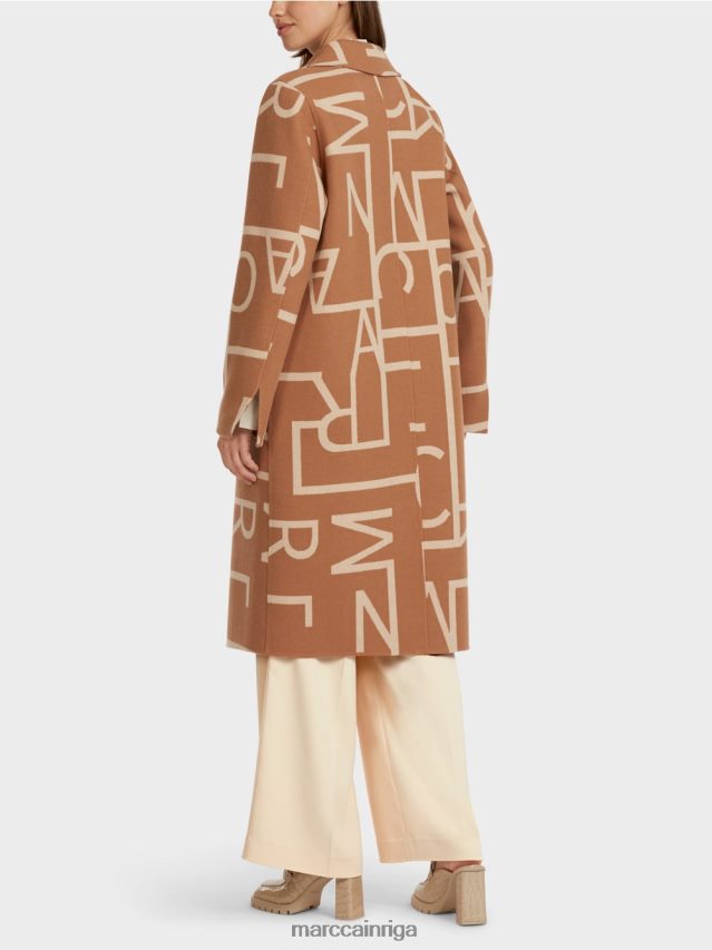 apģērbs kamielis VRBHXD291 Marc Cain mētelis ar stilizētu mc uzrakstu