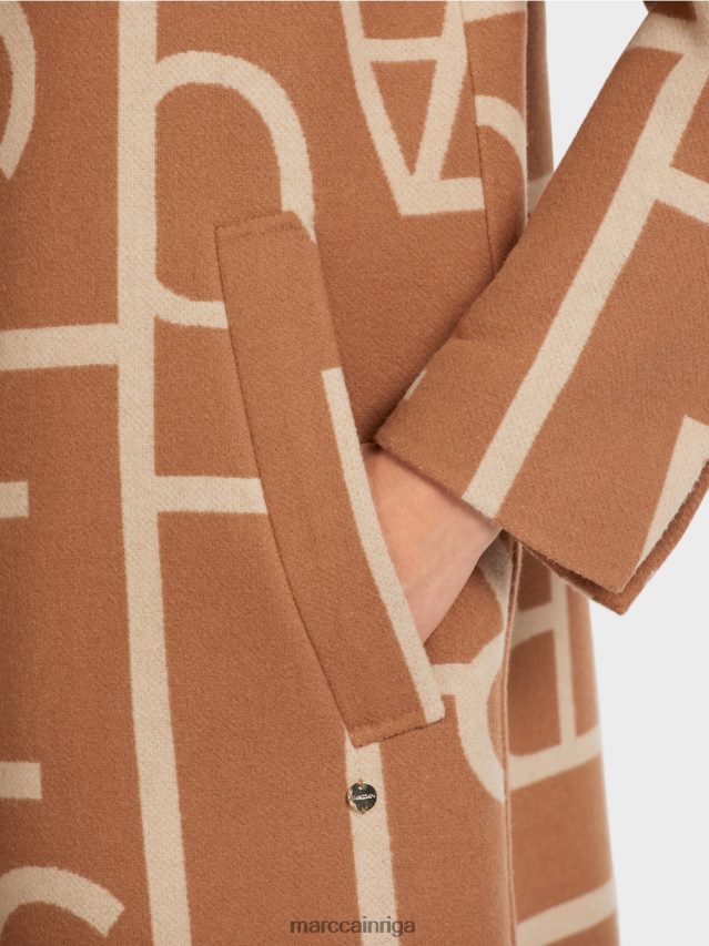 apģērbs kamielis VRBHXD291 Marc Cain mētelis ar stilizētu mc uzrakstu