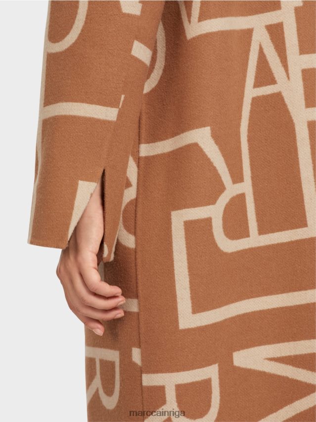 apģērbs kamielis VRBHXD291 Marc Cain mētelis ar stilizētu mc uzrakstu