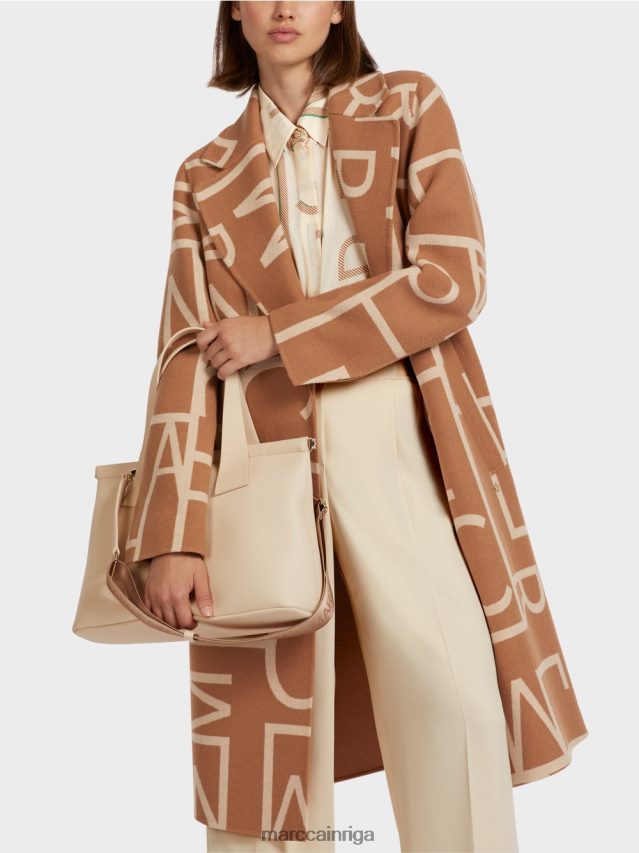 apģērbs kamielis VRBHXD291 Marc Cain mētelis ar stilizētu mc uzrakstu