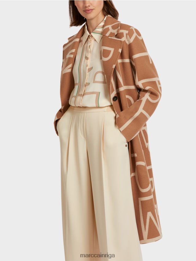 apģērbs kamielis VRBHXD291 Marc Cain mētelis ar stilizētu mc uzrakstu