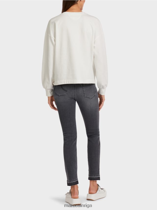 apģērbs gandrīz balts VRBHXD1228 Marc Cain lielizmēra sporta krekls ar 3D elementiem