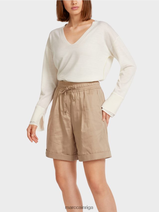 apģērbs gandrīz balts VRBHXD1158 Marc Cain smalks trikotāžas džemperis ar v veida kakla izgriezumu