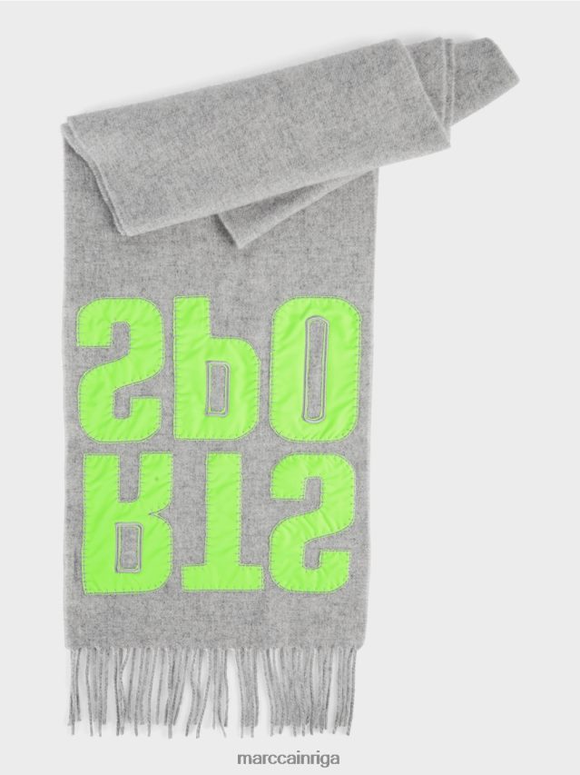 piederums sudrabaini pelēks VRBHXD1687 Marc Cain šalle ar burtu aplikāciju