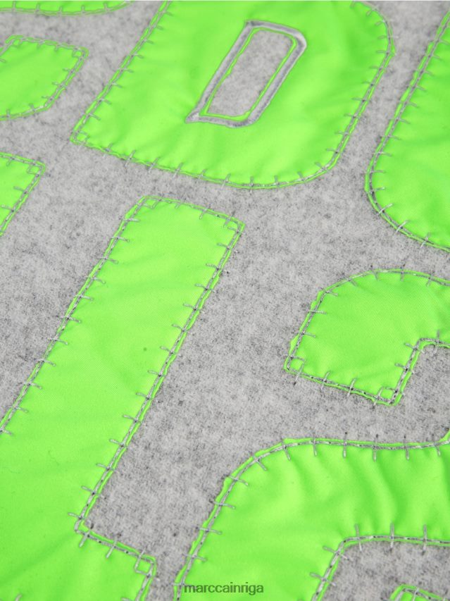 piederums sudrabaini pelēks VRBHXD1687 Marc Cain šalle ar burtu aplikāciju