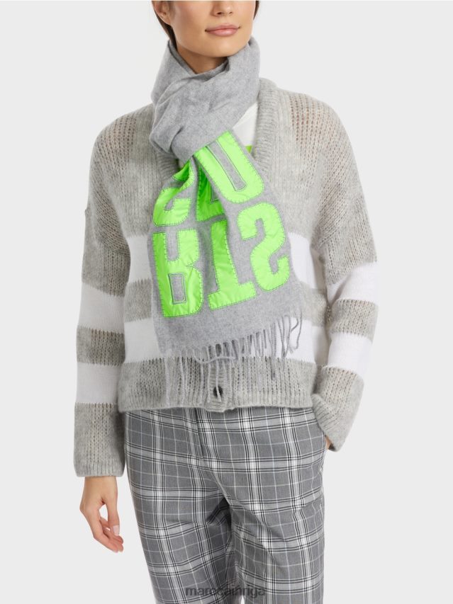 piederums sudrabaini pelēks VRBHXD1687 Marc Cain šalle ar burtu aplikāciju